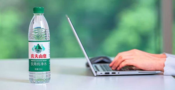 農(nóng)夫山泉綠瓶水布局品牌戰(zhàn)略，低價搶占市場高地